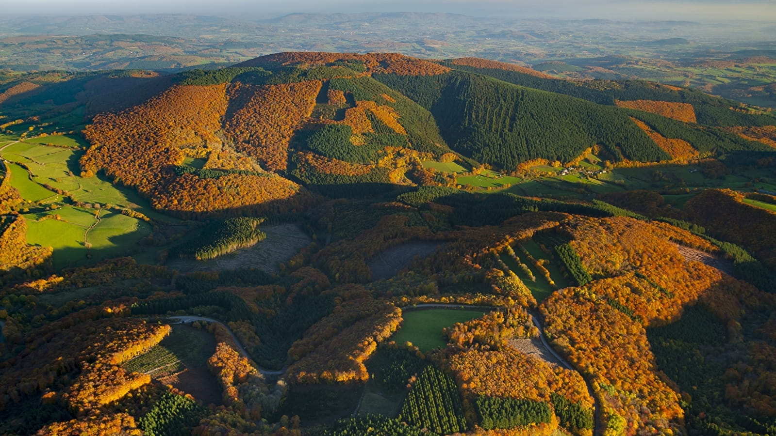 Vue panoramique depuis le sommet du Mont Beuvray, sur les forêts du Morvan en Bourgogne